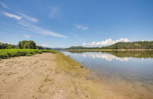 Newport Riverfront Home with Deck and Fire Pit! - Foto 33