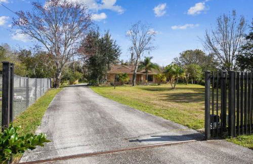 TRANQUILITY! PRIVATE Gated Estate! Boats, RVs OK! Has Separate Apt, Fishing, Hiking, LOW Rates! - Foto 1