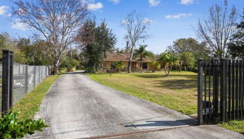 TRANQUILITY! PRIVATE Gated Estate! Boats, RVs OK! Has Separate Apt, Fishing, Hiking, LOW Rates! - Foto 1