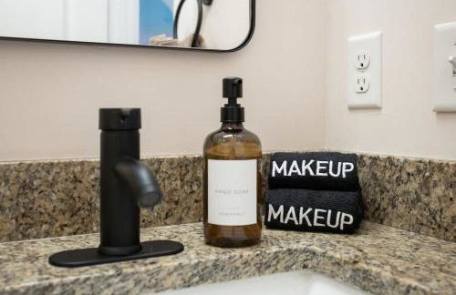 Renovated Dog Friendly Duplex Near Food & Fun Fully Fenced Yard and Private Parking - Foto 43