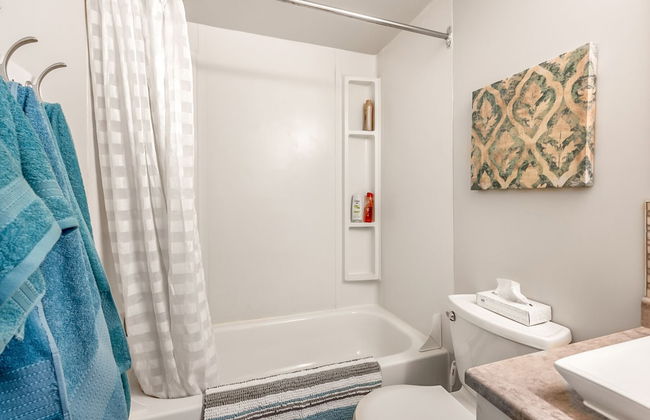 Lakeside Condo w Large Outdoor Space - Photo 11