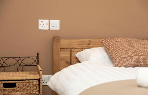 Sleeps 6. Free Wifi. Free Parking central location. - Photo 48