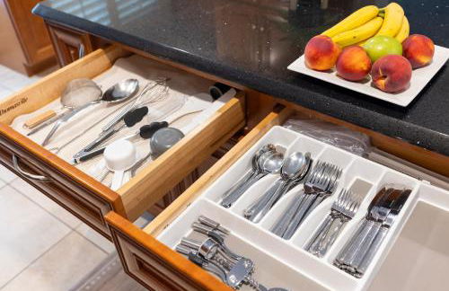 Spacious 3-Bedroom Villa with Heated Saltwater Pool and Fenced Yard in Oakland Park - Foto 49