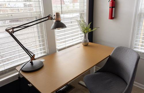 Capitol House - 3 Bed 1 Full and 1 Half Bath, Pet Friendly with Hot Tub walk to Lucas Oil Stadium - Foto 73