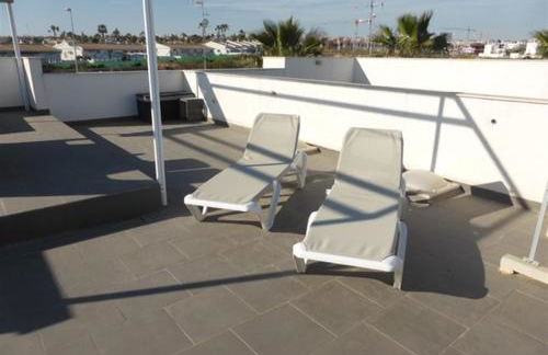 A modern villa with a large solari - Photo 16