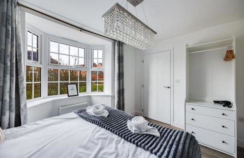 Stunning Detached House with Driveway Parking, Office Room, Self-Check-In, Fast WiFi and Smart TV with Sky and Netflix by Yoko Property - Photo 23