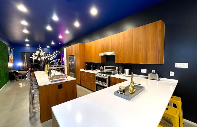 Massive Compound 20 Beds Rainey St 6 min Walk - Photo 22