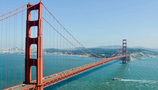 A Golden Gate Bridge