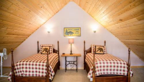 Twin Owls Lodge, Great for families Master bedroom, Loft, full kitchen, Dogs OK - Foto 3