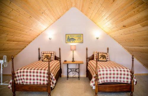 Twin Owls Lodge, Great for families Master bedroom, Loft, full kitchen, Dogs OK - Foto 3