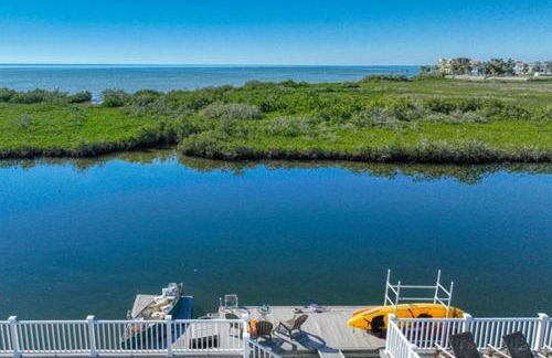 Gorgeous vacation home on the water with heated pool and sand! - Foto 36