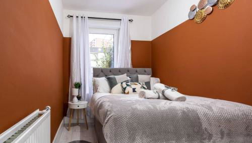 Cheerful 2 Bedroom Homely Apartment, Sleeps 4 Guest Comfy, 1x Double Bed, 2x Single Beds, Free Parking, Free WiFi, Suitable For Business, Leisure Guest, Contractors, QE Hospital, Glasgow, Near Airport & City Centre, Perfect For Common Wealth Games 2026 - Foto 4