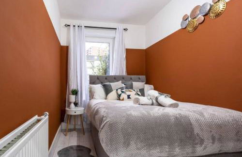 Cheerful 2 Bedroom Homely Apartment, Sleeps 4 Guest Comfy, 1x Double Bed, 2x Single Beds, Free Parking, Free WiFi, Suitable For Business, Leisure Guest, Contractors, QE Hospital, Glasgow, Near Airport & City Centre, Perfect For Common Wealth Games 2026 - Foto 4