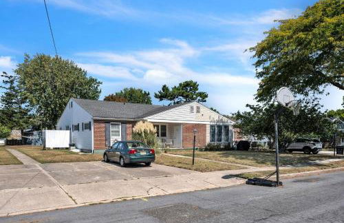 Cozy 2BR Condo - Beachside Bliss with Yard Space condo - Foto 24