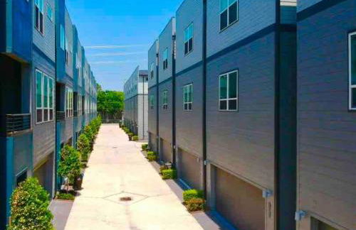 TMC 3-Story Townhome FREE EV Charge - Foto 5