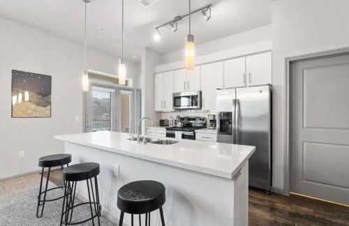 Spacious LUX 2BR 2B Unit in Austin with Pool! - Photo 13