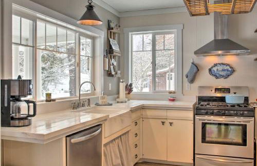 Modern Farmhouse with Movie Room - 6 Mi to Lake! - Foto 9