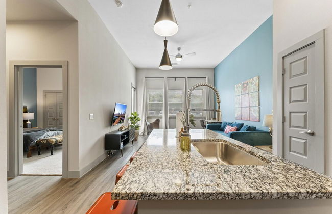 Grand 1BR King Suite Close to Downtown w Fast Wifi - Foto 9