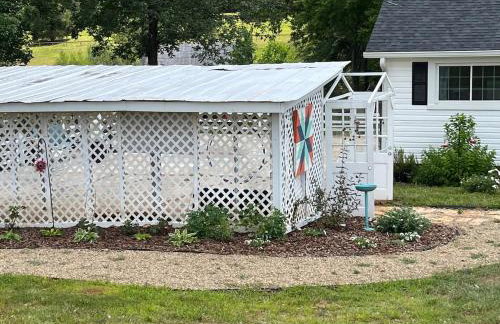 In the Woods by a Pond! Sugar Ranch Guest House! - Foto 43