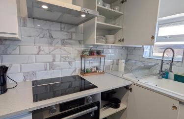 Modern Central Apartments with Balcony - Photo 34