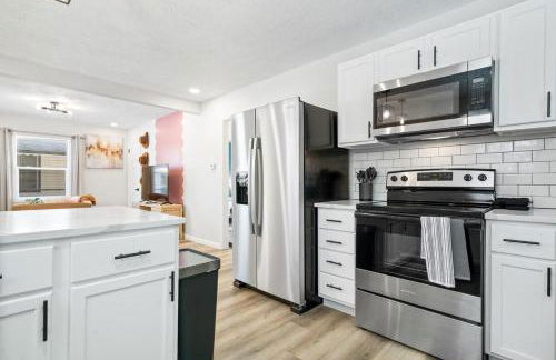 Game Room Retreat with Firepit and Gym, Sleeps 12 - Foto 8