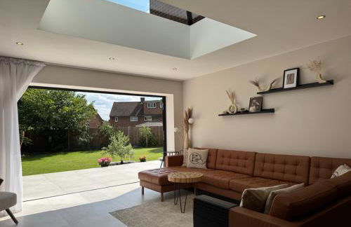 Modern Luxury Home with Spacious Garden close to Warner Bros Studio - Foto 7