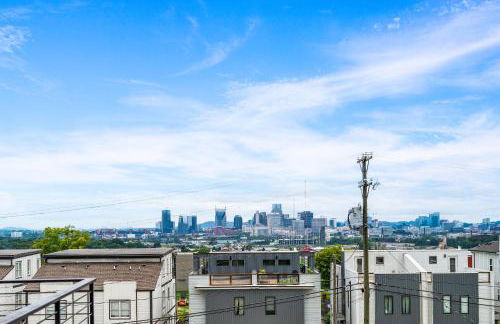 Nash House & Bars of Broadway with Patio Bar and Views! 8min Downtown! Sleeps 12! - Foto 1