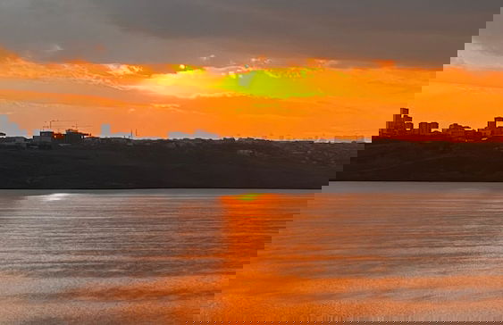 Perfect Lake view Entire Apartment - Photo 16