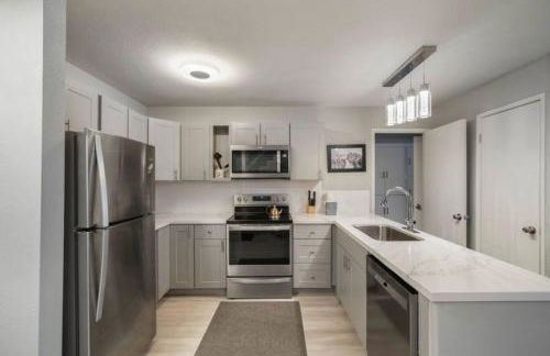 Guest Favorite Spacious Remodeled 2 Bdrm 2 Ba Mountain Views - Photo 52