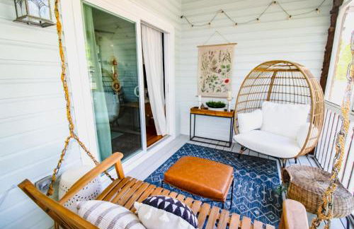 Luxurious Bohemian Bungalow in Lincolnville - Mins from Downtown! - Photo 19