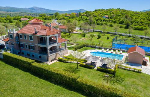 5-Bed Villa with Pool, Jacuzzi & Padel Court - Foto 42