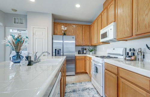 Extended-Stay Ready! Elk Grove Unit with Pool Access - Foto 12