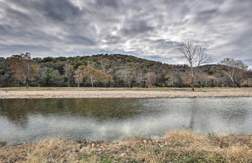 Lavish Riverfront Escape with Gas Grill! - Foto 44