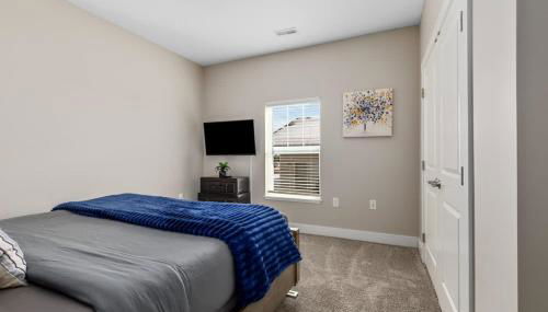 Modern 2BR & 2BA New Build Condo w Garage & Patio - Foto 3