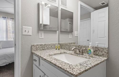 2BR Modern Hideaway near Downtown, Gated, Pool - Foto 14