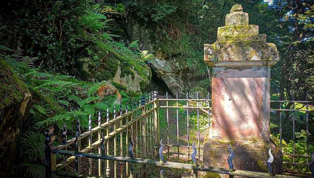 Free tour de los misterios y leyendas del Monte Urgull - Foto 2, Monolito en el Monte Urgull de San Sebastián