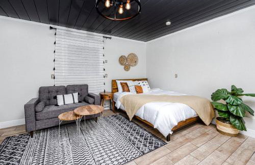 Mins to Beach - Studio Home- Walk to Downtown - Free Parking - Foto 3