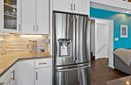 Lakefront, Private dock, ensuite-unit, King bed, Free EV charger, Boat Friendly - Foto 10