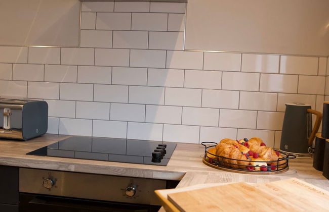 The Sailing Club - 6 Bedroom Hot Tub Town Centre - Photo 13