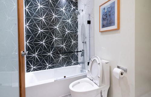 Modern Loft with Park Like Setting View - Foto 18