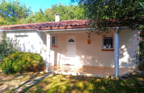 Le Parc Jean Édouard - Spa avec jacuzzi privé - Superbe villa 4 chambres - 9 couchages - 6 lits - Poêle - Parking - Climatisation réversible- Terrasse ombragée et grand jardin - Foto 2