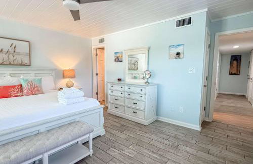 Spacious house- Deep Water Dock Pool Golf Cart Rental available - Foto 32