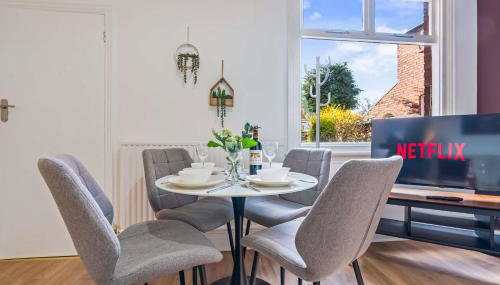 Charming and Spacious Home in Cradley Heath by 53 Degrees Property Sleeps 8 - Foto 4