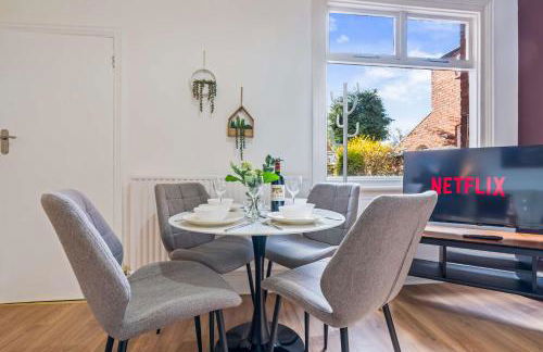 Charming and Spacious Home in Cradley Heath by 53 Degrees Property Sleeps 8 - Foto 4