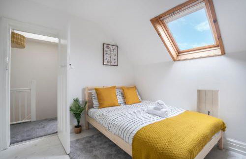 Modern Apartment -Free Parking - by Holiday Homes - Foto 4