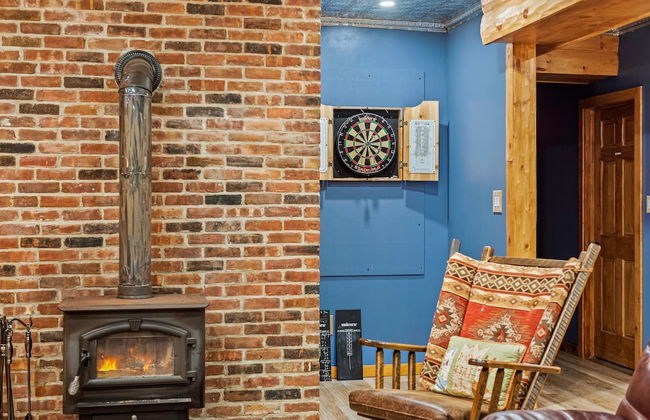 The Bigwood Cabin by Avantstay Hot Tub Firepit Pool Table Private Yard - Photo 25