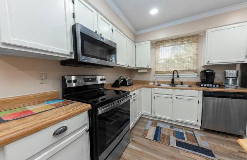 3-Bedroom Home with King Bed, Smart TVs & Fenced Yard - Foto 16