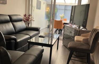 Marcot House Modern 5 bedroom house Solihull 10 mins drive from bhx & nec private off road parking - Foto 3