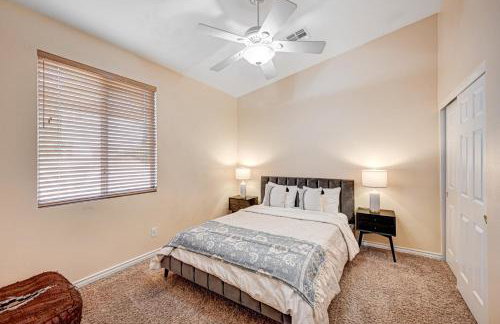 Luxury 6 BR Home Large Pool & Spa with Grassy Yard - Photo 3