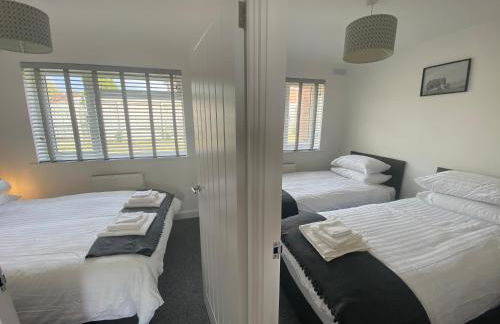 Bay - Brambles Chine, Colwell Bay - 5 star WiFi - Short walk to The Hut and beach - 1 night stays available - Ferry offers - Photo 13